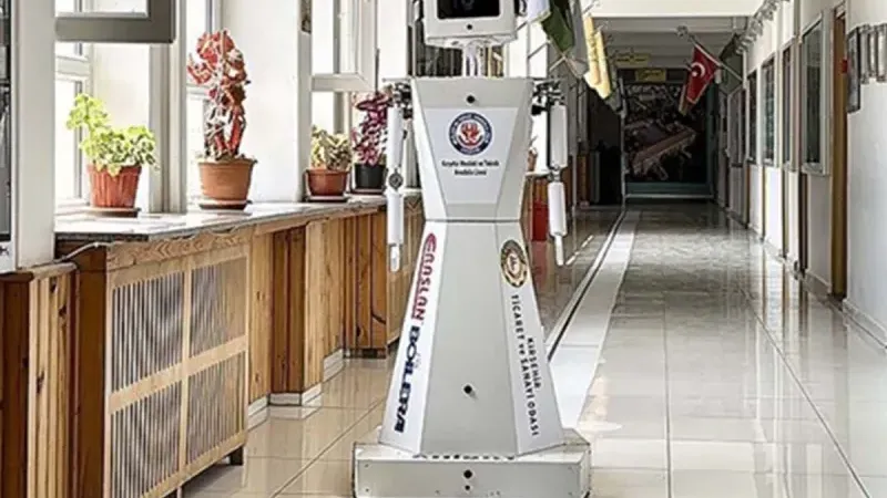 Kırşehir'de yapılan bu robot, selam veriyor, soruları yanıtlıyor.