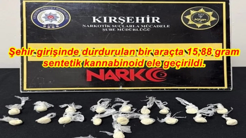 Şehir girişinde durdurulan bir araçta 15,88 gram sentetik kannabinoid ele geçirildi.