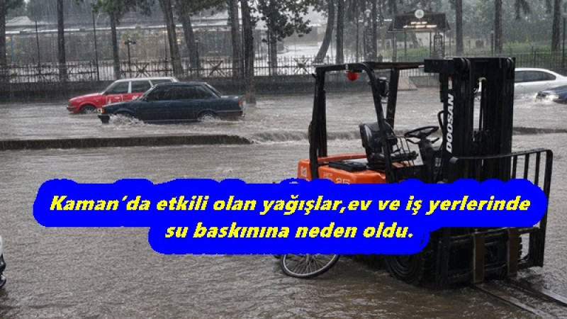 Kaman’da etkili olan yağışlar,ev ve iş yerlerinde su baskınına neden oldu. 