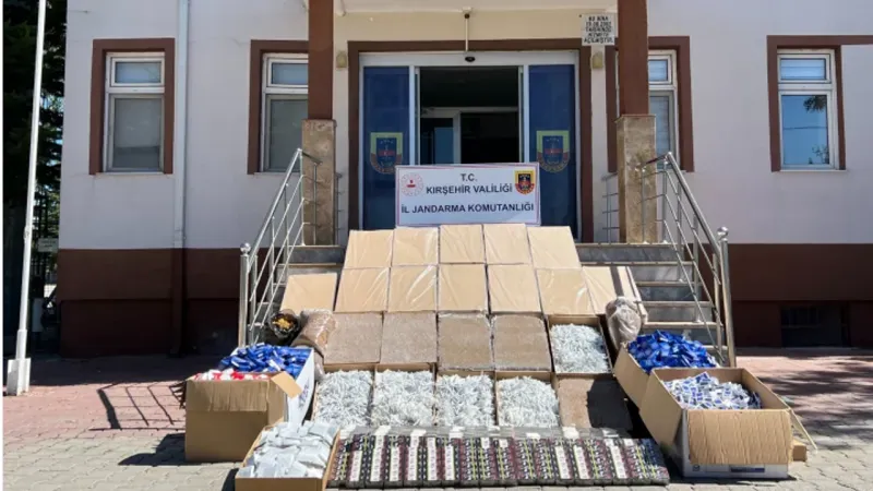 Kırşehir'de piyasa değeri 520 bin TL olan 164 bin dolu makaron ve 26 kg tütün ele geçirildi.
