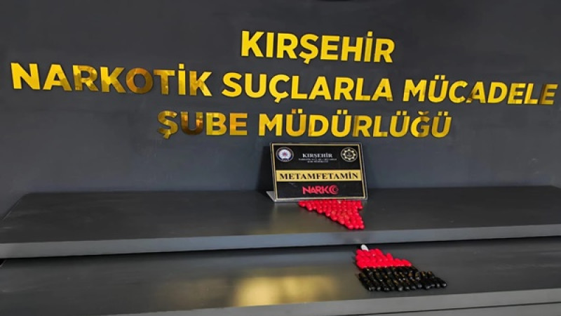 Kırşehir'de uyuşturucu maddeyi vücutlarında taşıyan iki şahıs suçüstü yakalandı.